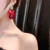 【スタッフ着用】赤い花びらピアス